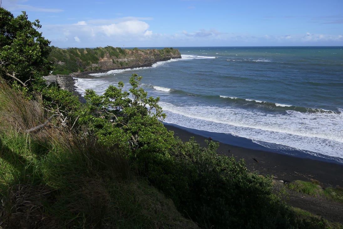 5 Best Surf Spots in New Zealand for Beginners